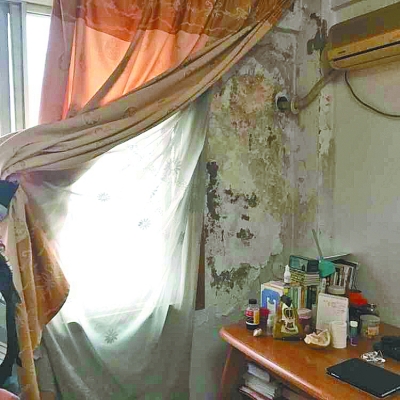 防水层贴纸齐上阵 各种补丁堵不住楼顶渗水11年(图1)