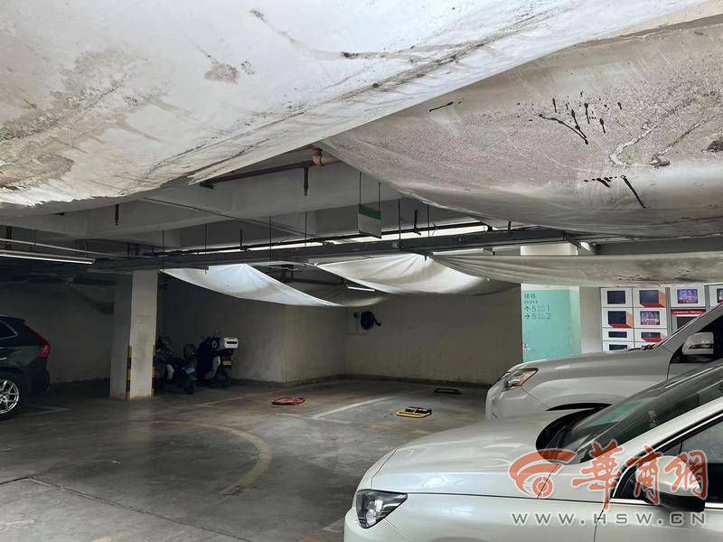 车库顶板漏水 西安一小区给车库车位上搭塑料布(图2)