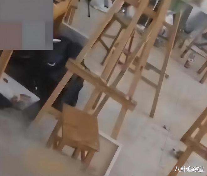 爆料！揭秘科技大学男女画室恩爱的秘密：默契配合与座椅清洁难题(图4)