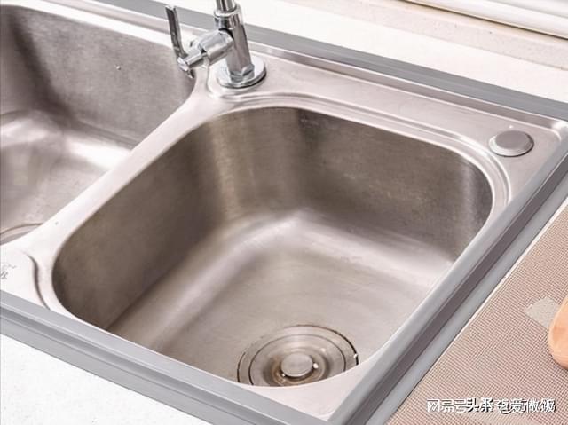 天天被追问水槽边缝漏水该用什么胶水？(图1)